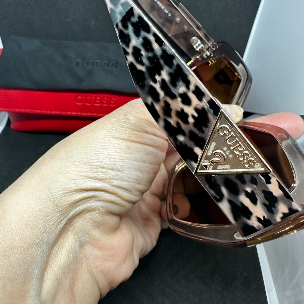 Guess Sunglasses with Red Case and Brown Gradient Lenses Leopard print. - Picture 3 of 7